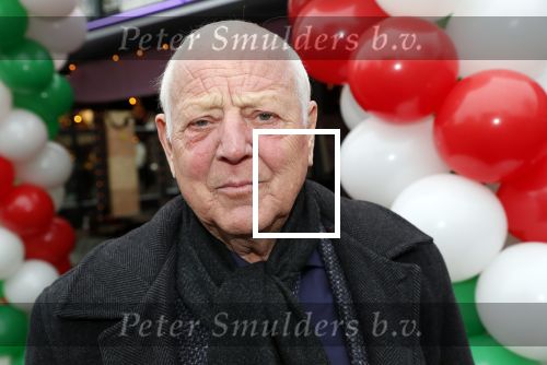 Bergen 13 december 2019
Sonja Bakker reikt haar eerste boek uit aan haar vader. De presentatie vond plaats bij Wonders . Ook partner Barry v Suijdam was aanwezig