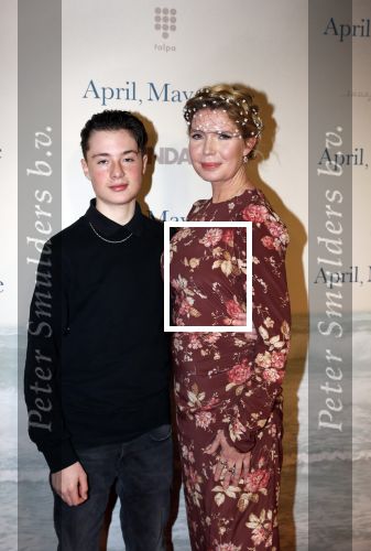 Amsterdam 16 december 2019
Premiere April may June in het deLamar theater met oa in de hoofdrollen Linda de Mol Elise Schaap en Tjitske Reidinga. Tjitske kwam met haar zoon