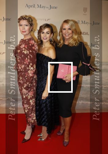 Amsterdam 16 december 2019
Premiere April may June in het deLamar theater met oa in de hoofdrollen Linda de Mol Elise Schaap en Tjitske Reidinga. Tjitske kwam met haar zoon