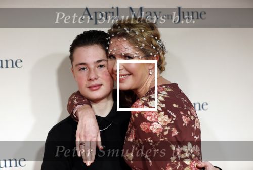 Amsterdam 16 december 2019
Premiere April may June in het deLamar theater met oa in de hoofdrollen Linda de Mol Elise Schaap en Tjitske Reidinga. Tjitske kwam met haar zoon