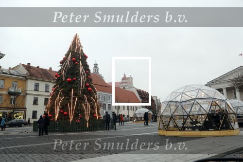 Vilnius 7 december 2019
Bonnie Horbach gaat met haar dochter tennissen. Bonnie is de Nederlandse ambassadeur in Vilnius in Litouwen . Je hebt daar de ambassade en Bonnie woont in een groot huis in het park van Vilnius.