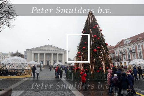Vilnius 7 december 2019
Bonnie Horbach gaat met haar dochter tennissen. Bonnie is de Nederlandse ambassadeur in Vilnius in Litouwen . Je hebt daar de ambassade en Bonnie woont in een groot huis in het park van Vilnius.