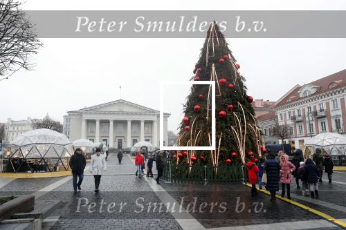 Vilnius 7 december 2019
Bonnie Horbach gaat met haar dochter tennissen. Bonnie is de Nederlandse ambassadeur in Vilnius in Litouwen . Je hebt daar de ambassade en Bonnie woont in een groot huis in het park van Vilnius.