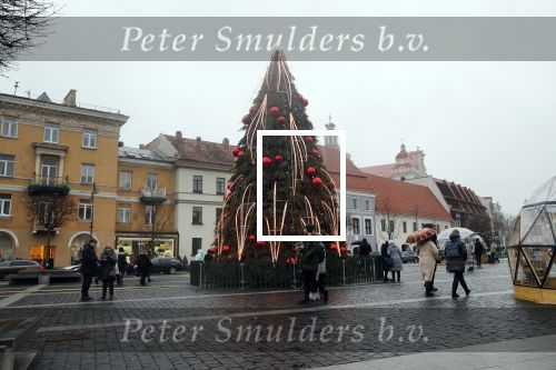 Vilnius 7 december 2019
Bonnie Horbach gaat met haar dochter tennissen. Bonnie is de Nederlandse ambassadeur in Vilnius in Litouwen . Je hebt daar de ambassade en Bonnie woont in een groot huis in het park van Vilnius.