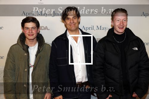 Amsterdam 16 december 2019
Premiere April may June in het deLamar theater met oa in de hoofdrollen Linda de Mol Elise Schaap en Tjitske Reidinga. Vincent Croiset kwam met zijn zoon en een vriendje