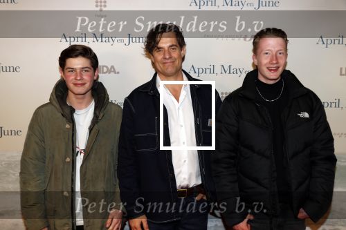 Amsterdam 16 december 2019
Premiere April may June in het deLamar theater met oa in de hoofdrollen Linda de Mol Elise Schaap en Tjitske Reidinga. Vincent Croiset kwam met zijn zoon en een vriendje