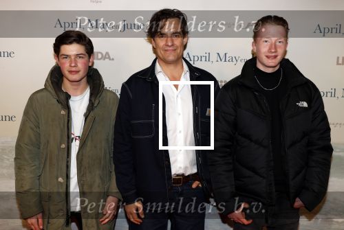Amsterdam 16 december 2019
Premiere April may June in het deLamar theater met oa in de hoofdrollen Linda de Mol Elise Schaap en Tjitske Reidinga. Vincent Croiset kwam met zijn zoon en een vriendje