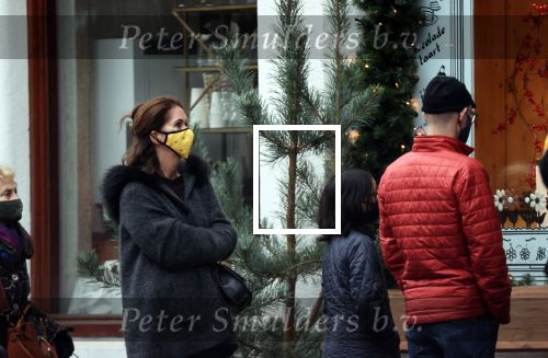 Amsterdam 22 december 2020
Annemarie v Gaal staat in rij te wachten bij een winkel . Ze draagt een mondkapje