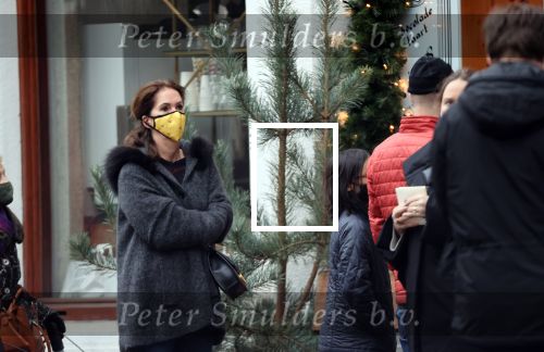 Amsterdam 22 december 2020
Annemarie v Gaal staat in rij te wachten bij een winkel . Ze draagt een mondkapje
