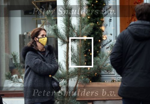 Amsterdam 22 december 2020
Annemarie v Gaal staat in rij te wachten bij een winkel . Ze draagt een mondkapje
