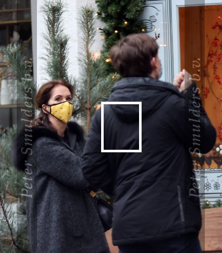 Amsterdam 22 december 2020
Annemarie v Gaal staat in rij te wachten bij een winkel . Ze draagt een mondkapje