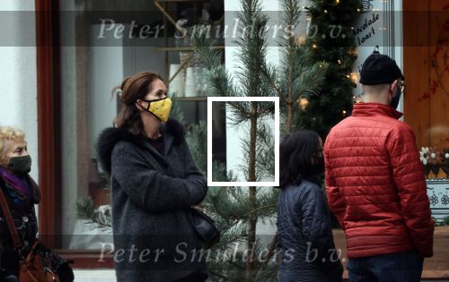 Amsterdam 22 december 2020
Annemarie v Gaal staat in rij te wachten bij een winkel . Ze draagt een mondkapje