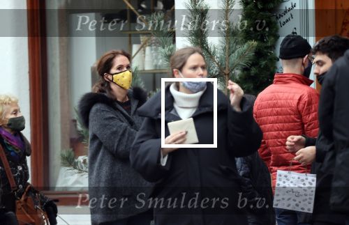 Amsterdam 22 december 2020
Annemarie v Gaal staat in rij te wachten bij een winkel . Ze draagt een mondkapje