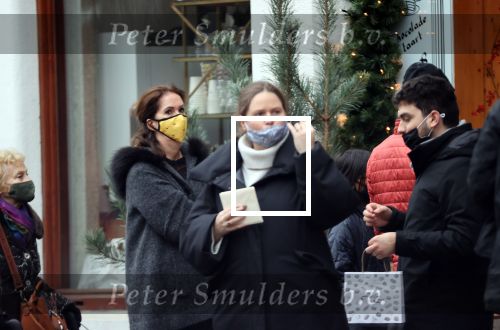 Amsterdam 22 december 2020
Annemarie v Gaal staat in rij te wachten bij een winkel . Ze draagt een mondkapje