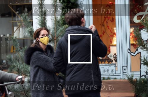 Amsterdam 22 december 2020
Annemarie v Gaal staat in rij te wachten bij een winkel . Ze draagt een mondkapje