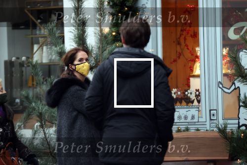 Amsterdam 22 december 2020
Annemarie v Gaal staat in rij te wachten bij een winkel . Ze draagt een mondkapje