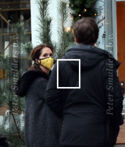 Amsterdam 22 december 2020
Annemarie v Gaal staat in rij te wachten bij een winkel . Ze draagt een mondkapje
