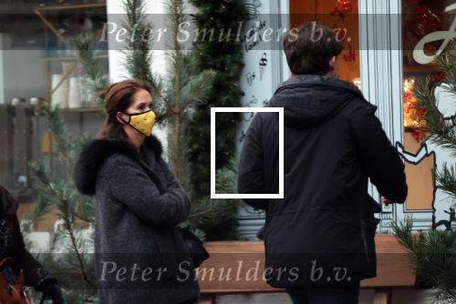 Amsterdam 22 december 2020
Annemarie v Gaal staat in rij te wachten bij een winkel . Ze draagt een mondkapje