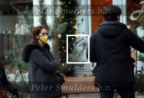 Amsterdam 22 december 2020
Annemarie v Gaal staat in rij te wachten bij een winkel . Ze draagt een mondkapje