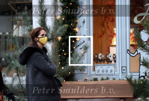 Amsterdam 22 december 2020
Annemarie v Gaal staat in rij te wachten bij een winkel . Ze draagt een mondkapje
