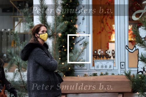 Amsterdam 22 december 2020
Annemarie v Gaal staat in rij te wachten bij een winkel . Ze draagt een mondkapje