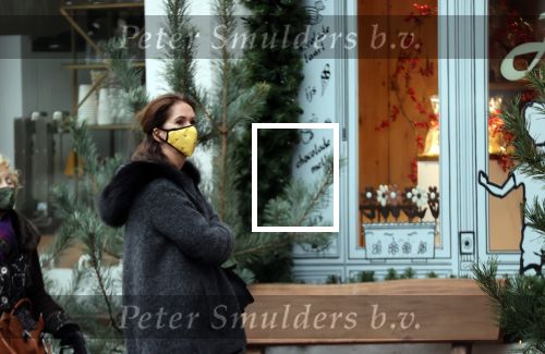 Amsterdam 22 december 2020
Annemarie v Gaal staat in rij te wachten bij een winkel . Ze draagt een mondkapje