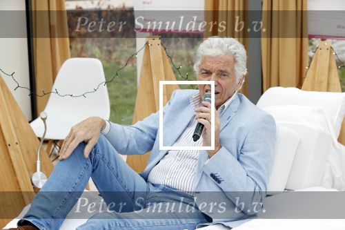 Amsterdam 20 december 2020
Ben Cramer zingt vanuit bed in het Mandelahuisje .