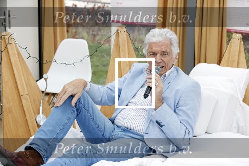 Amsterdam 20 december 2020
Ben Cramer zingt vanuit bed in het Mandelahuisje .