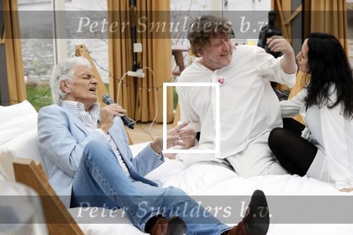 Amsterdam 20 december 2020
Ben Cramer zingt vanuit bed in het Mandelahuisje .