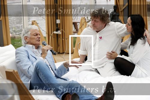Amsterdam 20 december 2020
Ben Cramer zingt vanuit bed in het Mandelahuisje .