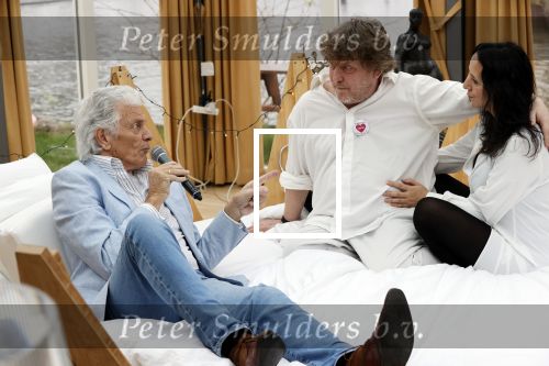Amsterdam 20 december 2020
Ben Cramer zingt vanuit bed in het Mandelahuisje .