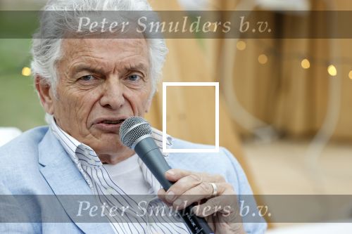 Amsterdam 20 december 2020
Ben Cramer zingt vanuit bed in het Mandelahuisje .