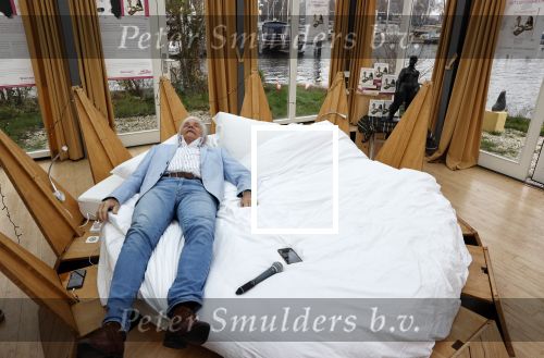 Amsterdam 20 december 2020
Ben Cramer zingt vanuit bed in het Mandelahuisje .