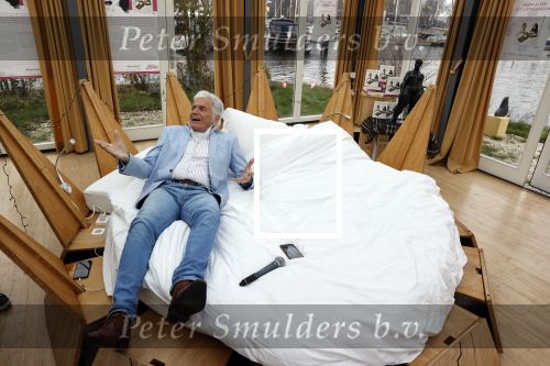 Amsterdam 20 december 2020
Ben Cramer zingt vanuit bed in het Mandelahuisje .