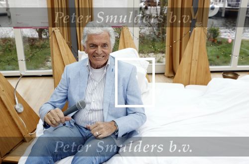 Amsterdam 20 december 2020
Ben Cramer zingt vanuit bed in het Mandelahuisje .