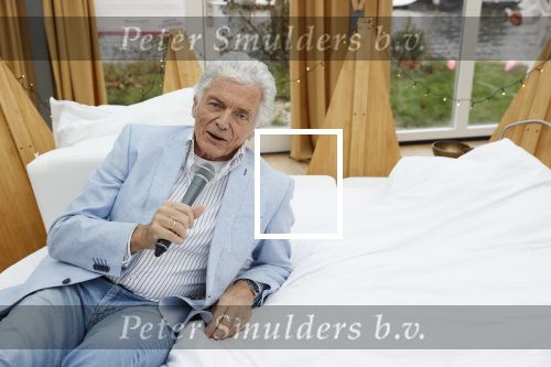 Amsterdam 20 december 2020
Ben Cramer zingt vanuit bed in het Mandelahuisje .