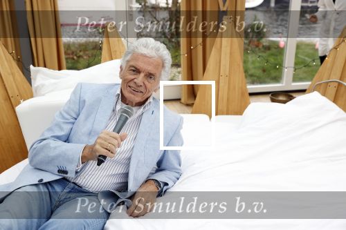 Amsterdam 20 december 2020
Ben Cramer zingt vanuit bed in het Mandelahuisje .