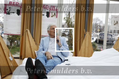 Amsterdam 20 december 2020
Ben Cramer zingt vanuit bed in het Mandelahuisje .