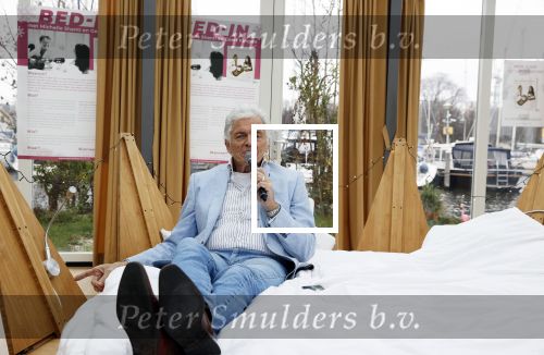 Amsterdam 20 december 2020
Ben Cramer zingt vanuit bed in het Mandelahuisje .