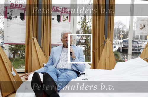 Amsterdam 20 december 2020
Ben Cramer zingt vanuit bed in het Mandelahuisje .