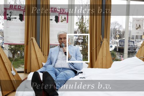 Amsterdam 20 december 2020
Ben Cramer zingt vanuit bed in het Mandelahuisje .