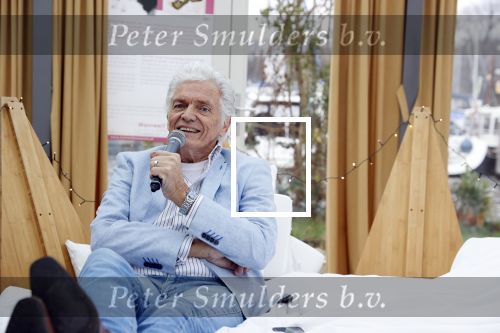 Amsterdam 20 december 2020
Ben Cramer zingt vanuit bed in het Mandelahuisje .
