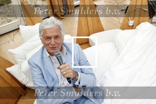 Amsterdam 20 december 2020
Ben Cramer zingt vanuit bed in het Mandelahuisje .