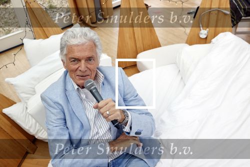 Amsterdam 20 december 2020
Ben Cramer zingt vanuit bed in het Mandelahuisje .