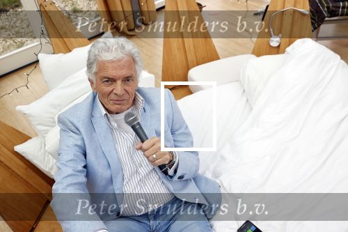 Amsterdam 20 december 2020
Ben Cramer zingt vanuit bed in het Mandelahuisje .
