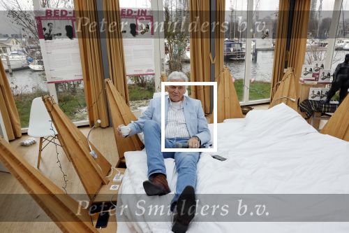 Amsterdam 20 december 2020
Ben Cramer zingt vanuit bed in het Mandelahuisje .