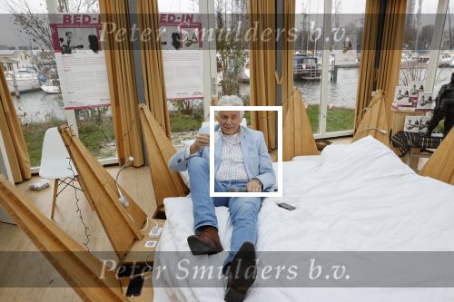 Amsterdam 20 december 2020
Ben Cramer zingt vanuit bed in het Mandelahuisje .