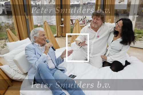 Amsterdam 20 december 2020
Ben Cramer zingt vanuit bed in het Mandelahuisje .