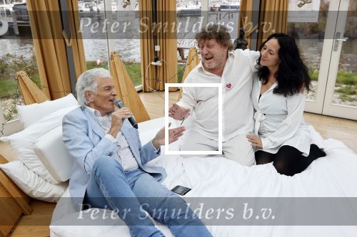 Amsterdam 20 december 2020
Ben Cramer zingt vanuit bed in het Mandelahuisje .