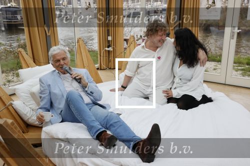 Amsterdam 20 december 2020
Ben Cramer zingt vanuit bed in het Mandelahuisje .